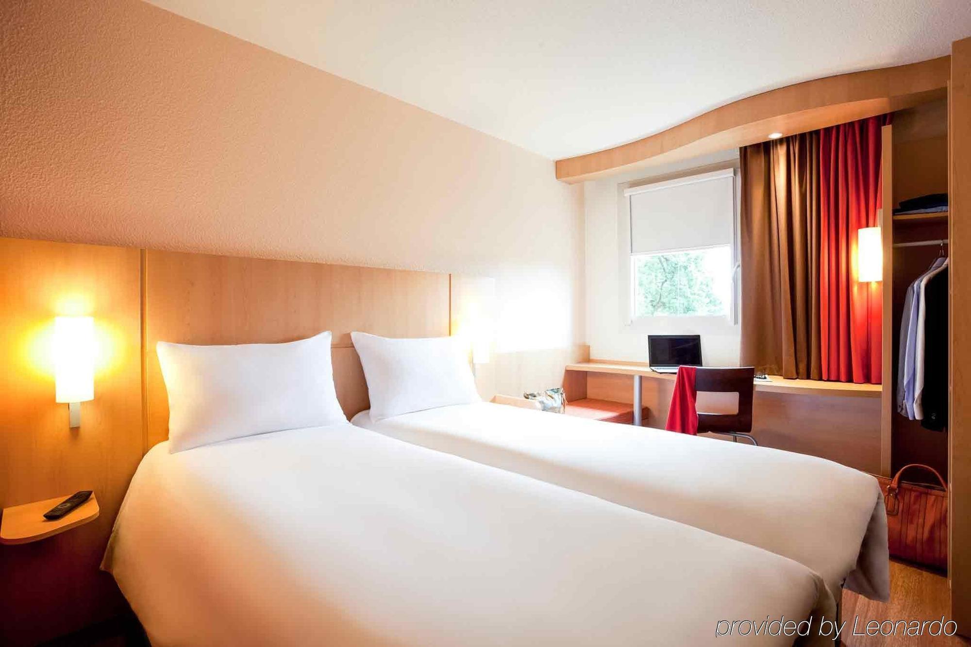 Отель Ibis Biarritz Anglet Aeroport Экстерьер фото